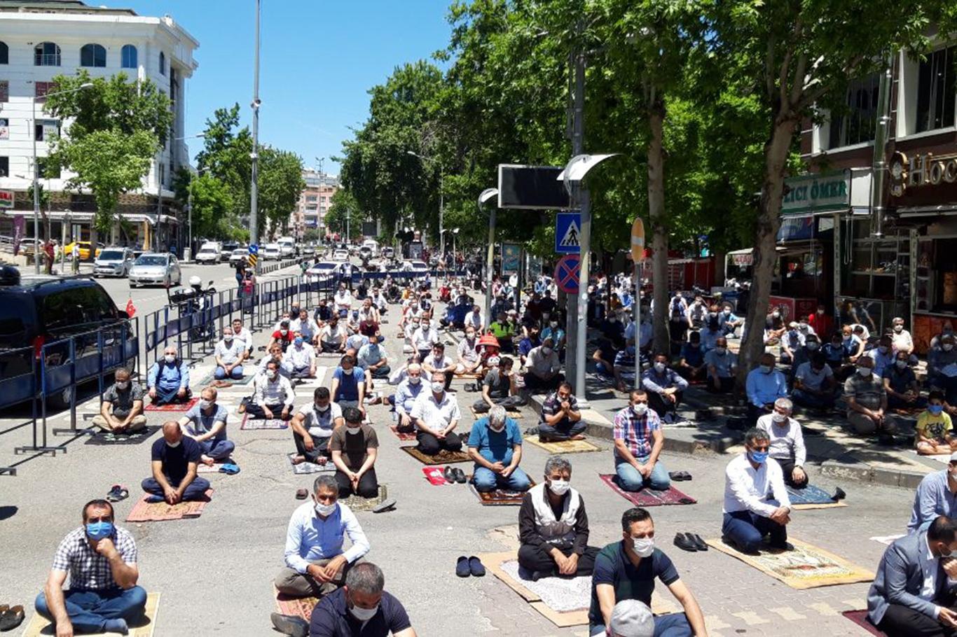 Müslümanlar Cuma namazına akın etti